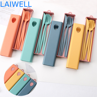 Disegno elegante portatile sostenibile Set di posate a 4 PC Servitaio da tavola Accenti Amico dell'ambiente Grano paglia Fibra resistente al calore e materiali ecologici per alte temperature