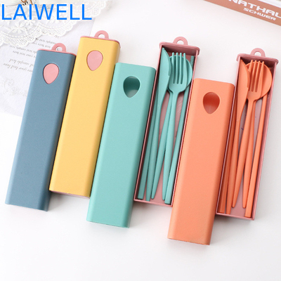 Disegno elegante portatile sostenibile Set di posate a 4 PC Servitaio da tavola Accenti Amico dell'ambiente Grano paglia Fibra resistente al calore e materiali ecologici per alte temperature