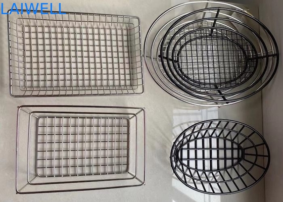 Il nero ha dipinto lo scaffale inossidabile dello scolo della cucina dello stendipanni di piatto del cavo
