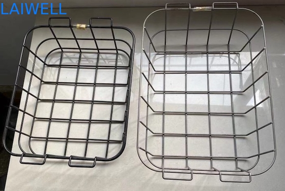 Il nero ha dipinto lo scaffale inossidabile dello scolo della cucina dello stendipanni di piatto del cavo