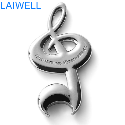 Progettazione in lega di zinco di placcaggio d'argento delle note di musica delle apribottiglie 73*40mm del metallo
